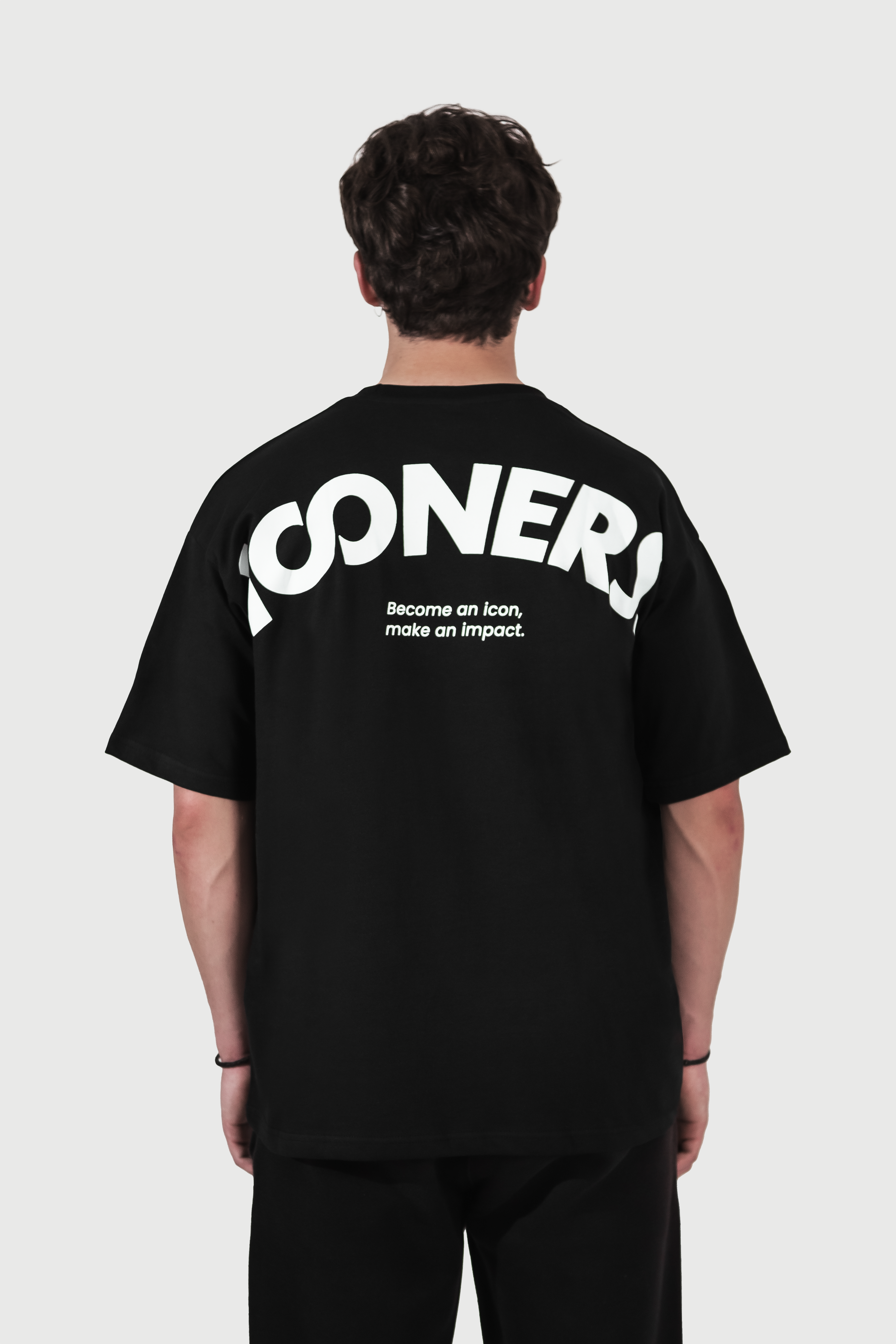 ICONERS Black Essentials - Camiseta Negra Básica