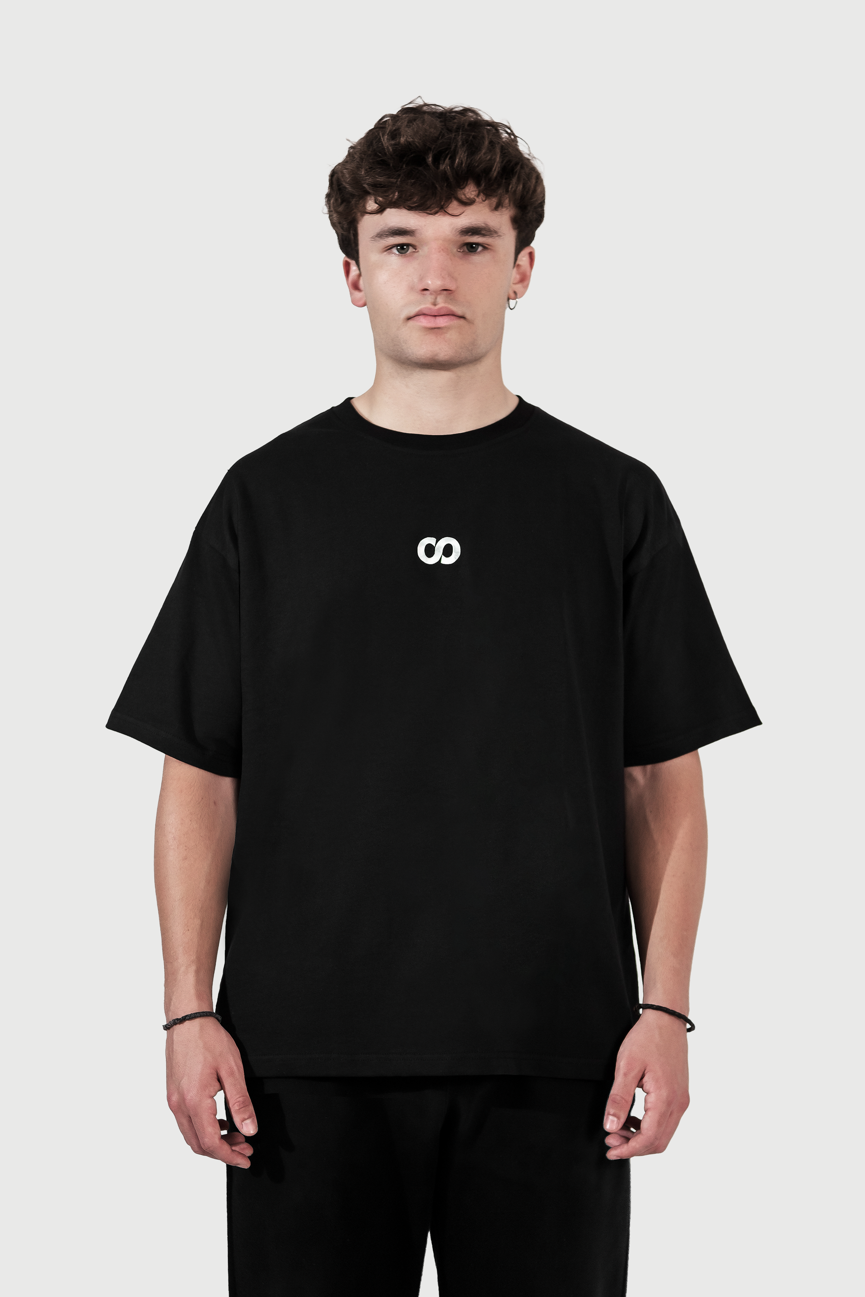 ICONERS Black Essentials - Camiseta Negra Básica